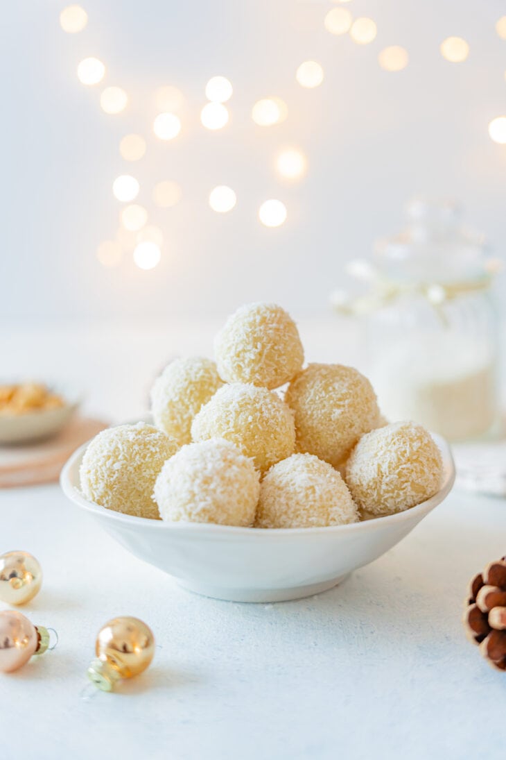 Ces irrésistibles boules à la noix de coco façon Raffaello sont des petites douceurs faciles à préparer, gourmandes et très festives.