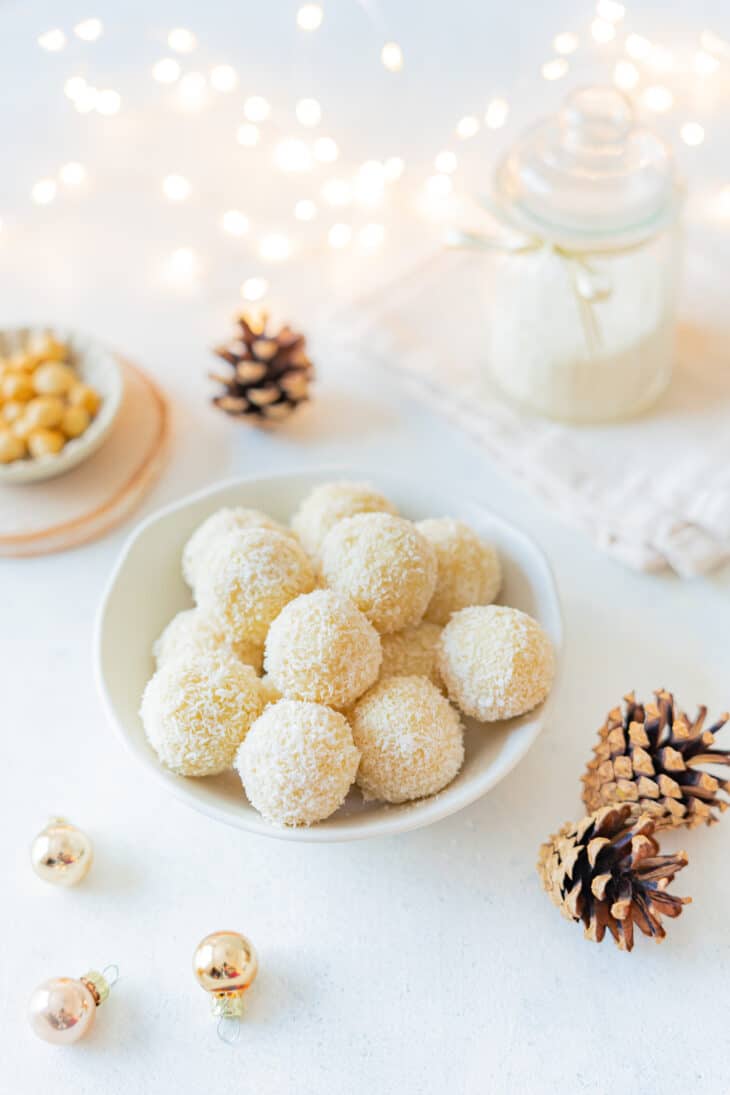 Ces irrésistibles boules à la noix de coco façon Raffaello sont des petites douceurs faciles à préparer, gourmandes et très festives.