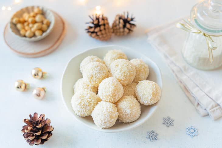 Ces irrésistibles boules à la noix de coco façon Raffaello sont des petites douceurs faciles à préparer, gourmandes et très festives.
