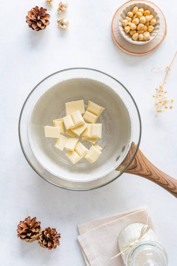 Ces irrésistibles boules à la noix de coco façon Raffaello sont des petites douceurs faciles à préparer, gourmandes et très festives.