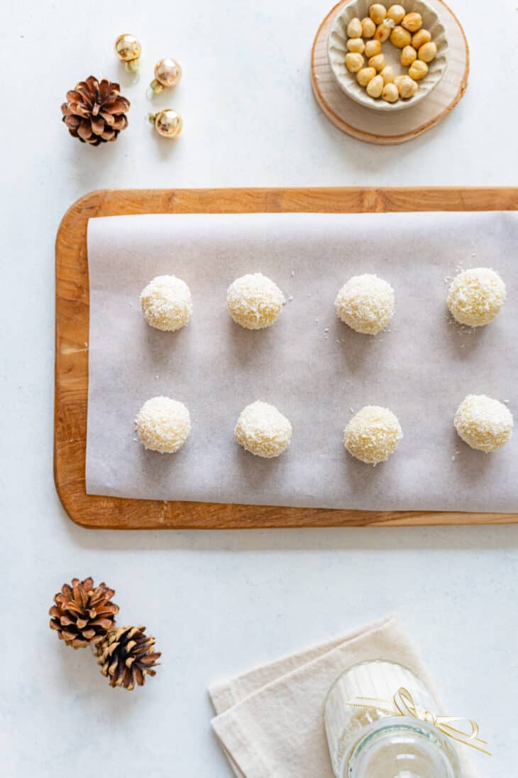 Ces irrésistibles boules à la noix de coco façon Raffaello sont des petites douceurs faciles à préparer, gourmandes et très festives.