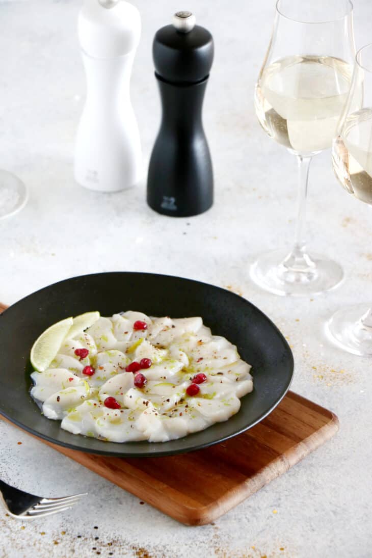 Ce carpaccio de Saint-Jacques au citron vert constitue une entrée d'élégance et de raffinement pour un diner festif.