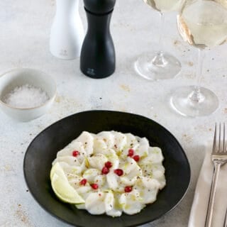 Ce carpaccio de Saint-Jacques au citron vert constitue une entrée d'élégance et de raffinement pour un diner festif.