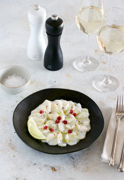 Ce carpaccio de Saint-Jacques au citron vert constitue une entrée d'élégance et de raffinement pour un diner festif.