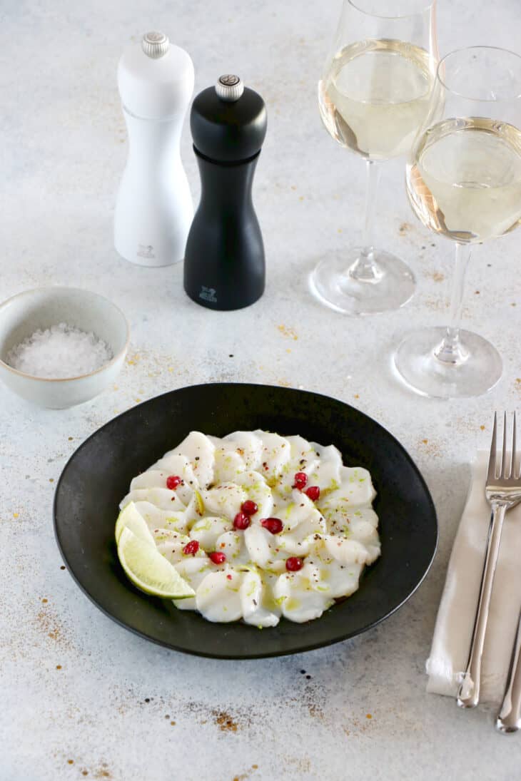 Ce carpaccio de Saint-Jacques au citron vert constitue une entrée d'élégance et de raffinement pour un diner festif.