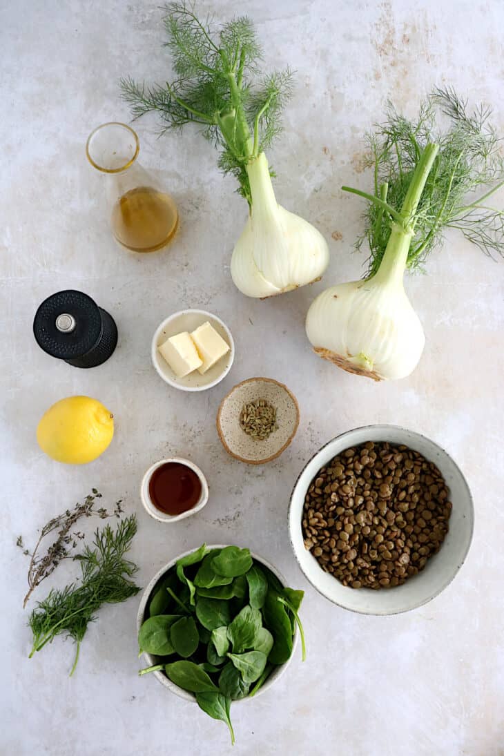 Ce plat de fenouil braisé au sirop d'érable avec du citron, de l'aneth et des lentilles est à la fois élégant, subtile et délicieusement parfumé.