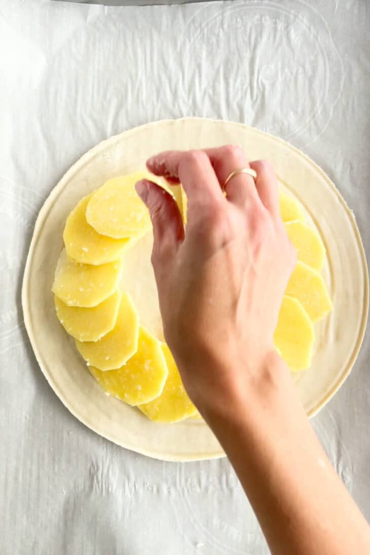 Cette tourte aux pommes de terre est née de l'idée d'une galette des rois salée. On y retrouve des fines lamelles de pommes de terre, du poireau et du Comté entre deux disques de pâte feuilletée.