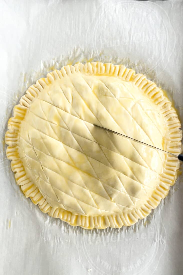 Cette tourte aux pommes de terre est née de l'idée d'une galette des rois salée. On y retrouve des fines lamelles de pommes de terre, du poireau et du Comté entre deux disques de pâte feuilletée.