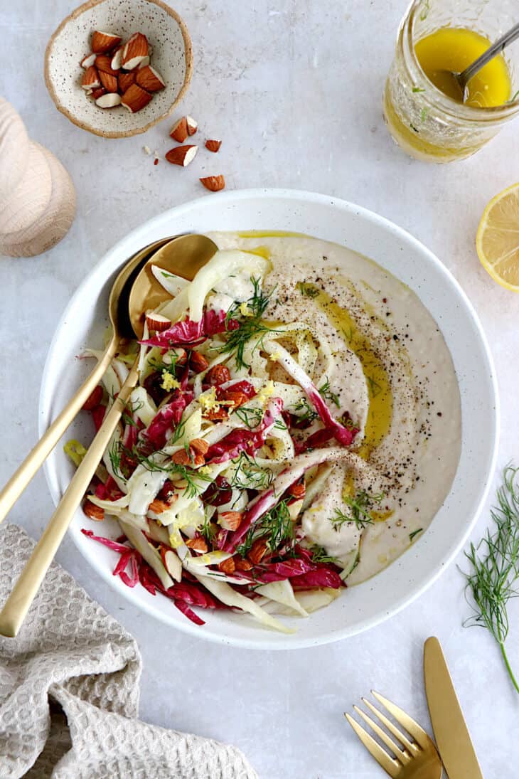 Délicieuse et audacieuse, cette salade de chou blanc, radicchio et houmous de haricots blancs est à la fois vegan et sans gluten.