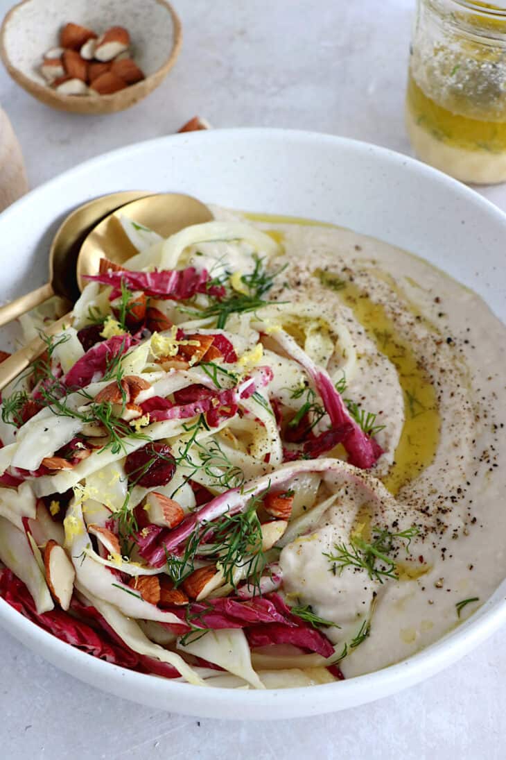 Délicieuse et audacieuse, cette salade de chou blanc, radicchio et houmous de haricots blancs est à la fois vegan et sans gluten.