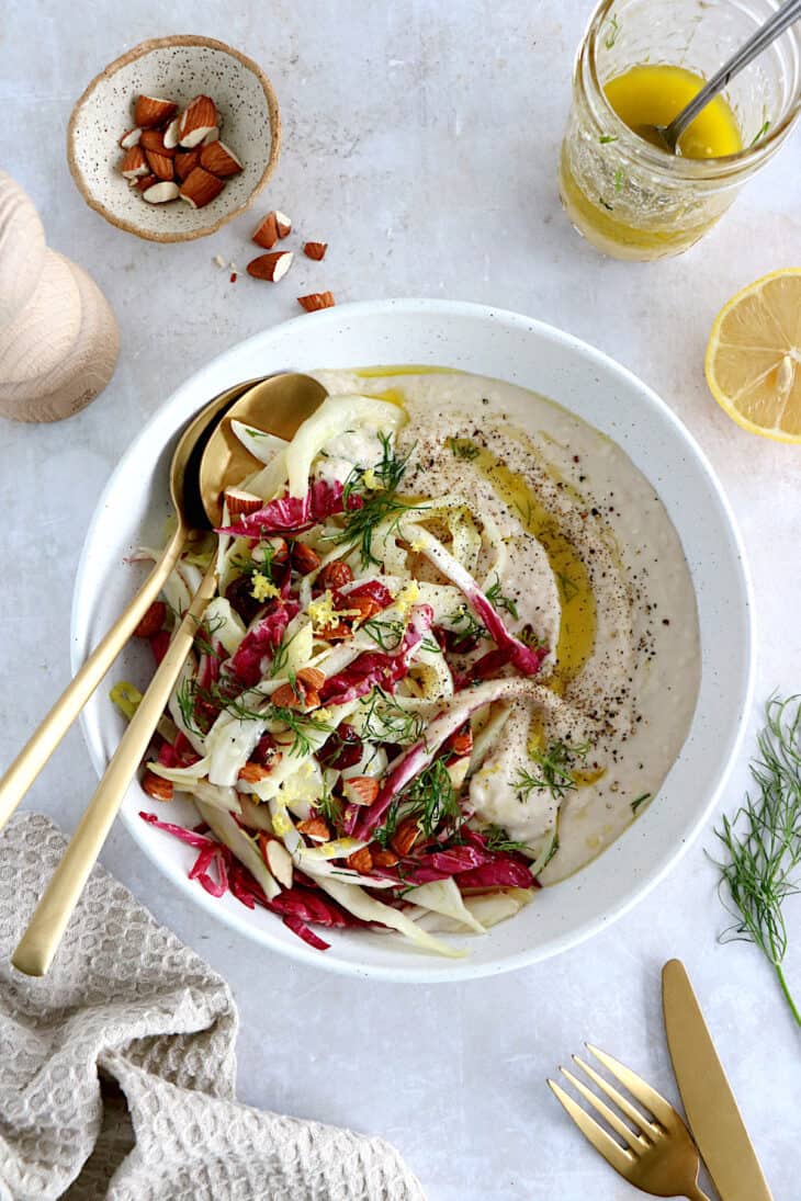 Délicieuse et audacieuse, cette salade de chou blanc, radicchio et houmous de haricots blancs est à la fois vegan et sans gluten.