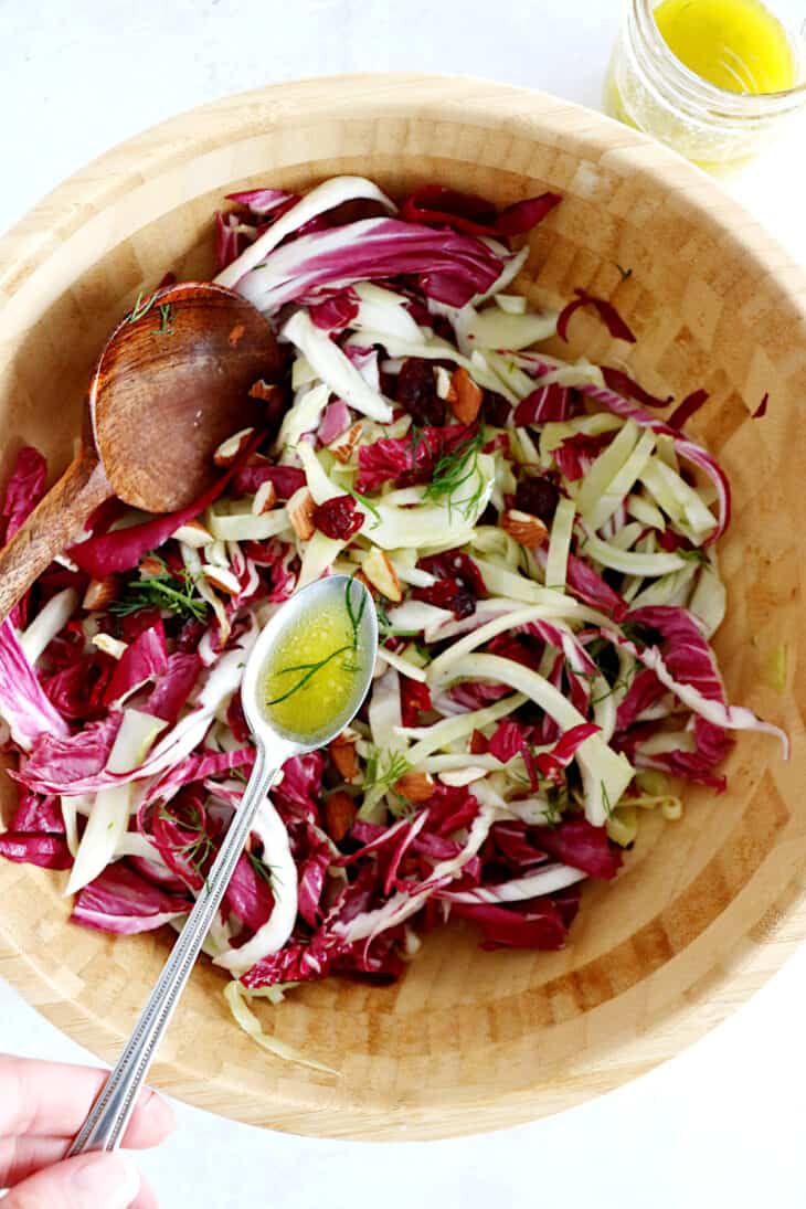 Délicieuse et audacieuse, cette salade de chou blanc, radicchio et houmous de haricots blancs est à la fois vegan et sans gluten.