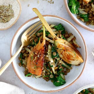 Ce plat de fenouil braisé au sirop d'érable avec du citron, de l'aneth et des lentilles est à la fois élégant, subtile et délicieusement parfumé.