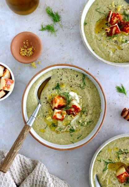 La soupe de brocoli à l'aneth et aux croûtons de halloumi est un concentré de saveurs audacieuses, subtiles et rafraîchissantes.