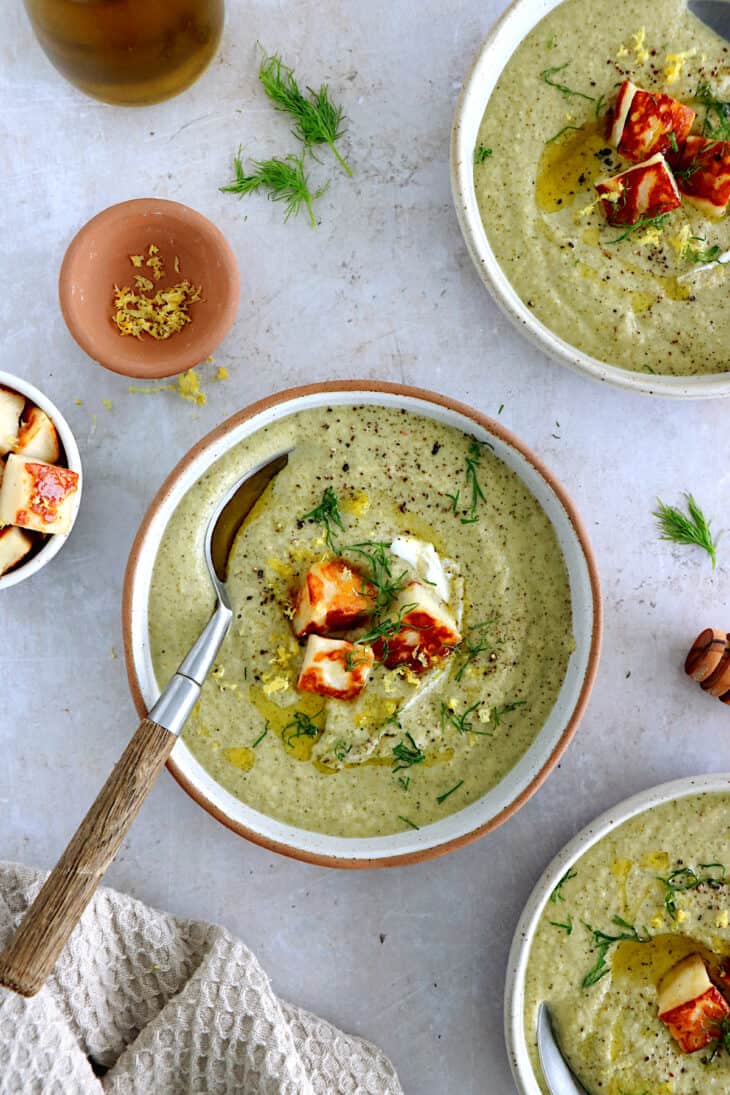 La soupe de brocoli à l'aneth et aux croûtons de halloumi est un concentré de saveurs audacieuses, subtiles et rafraîchissantes.
