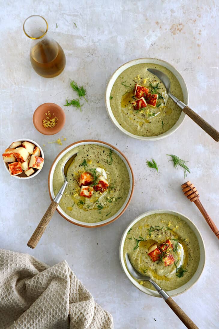 La soupe de brocoli à l'aneth et aux croûtons de halloumi est un concentré de saveurs audacieuses, subtiles et rafraîchissantes.