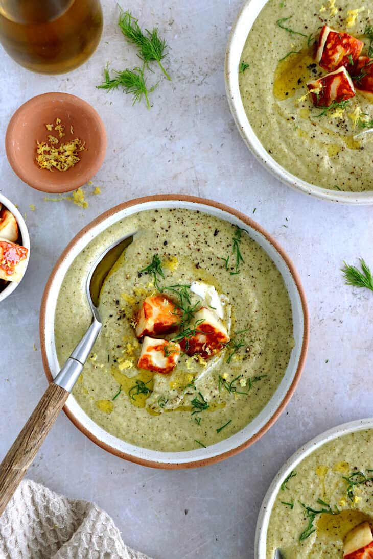 La soupe de brocoli à l'aneth et aux croûtons de halloumi est un concentré de saveurs audacieuses, subtiles et rafraîchissantes.