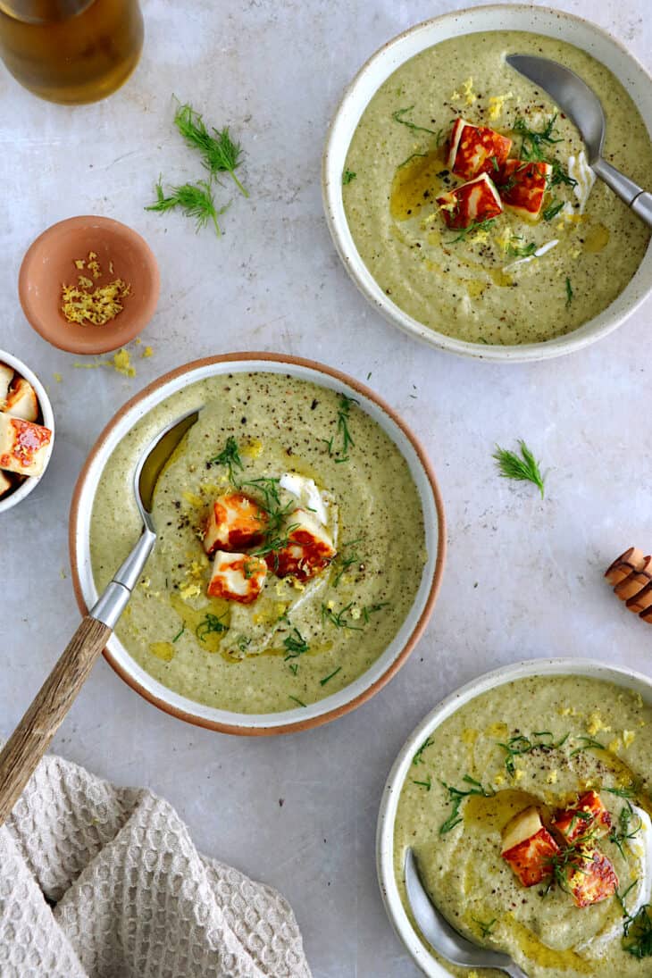 La soupe de brocoli à l'aneth et aux croûtons de halloumi est un concentré de saveurs audacieuses, subtiles et rafraîchissantes.