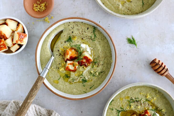 La soupe de brocoli à l'aneth et aux croûtons de halloumi est un concentré de saveurs audacieuses, subtiles et rafraîchissantes.