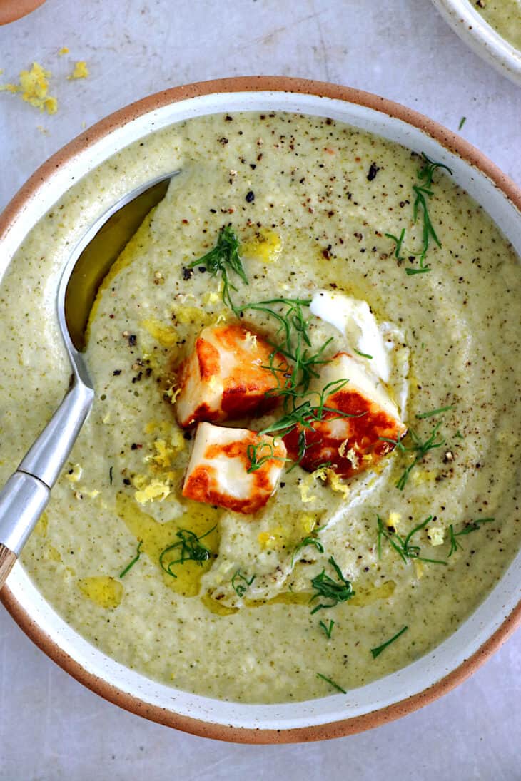 La soupe de brocoli à l'aneth et aux croûtons de halloumi est un concentré de saveurs audacieuses, subtiles et rafraîchissantes.