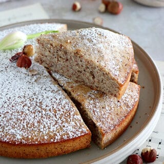 Le gâteau creusois aux noisettes est un dessert originaire de la Creuse dans le Limousin, préparé avec des noisettes et des blancs d'oeufs.