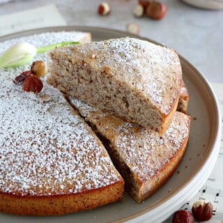 This French hazelnut cake, also called "Creusois", is a specialty prepared with ground hazelnuts and egg whites.