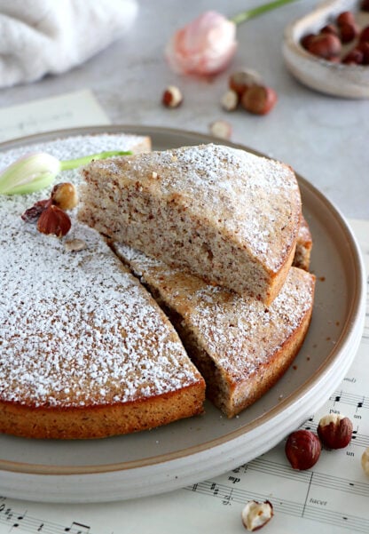 Le gâteau creusois aux noisettes est un dessert originaire de la Creuse dans le Limousin, préparé avec des noisettes et des blancs d'oeufs.