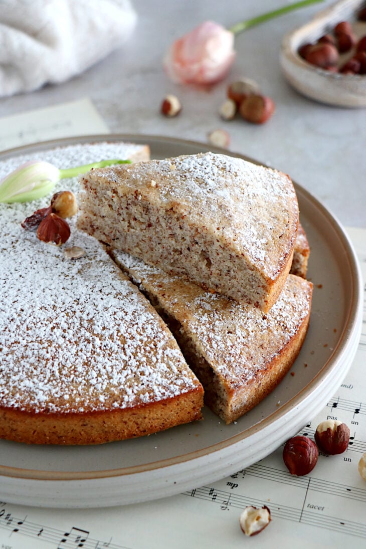 This French hazelnut cake, also called "Creusois", is a specialty prepared with ground hazelnuts and egg whites.