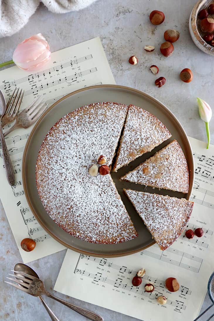 This French hazelnut cake, also called "Creusois", is a specialty prepared with ground hazelnuts and egg whites.