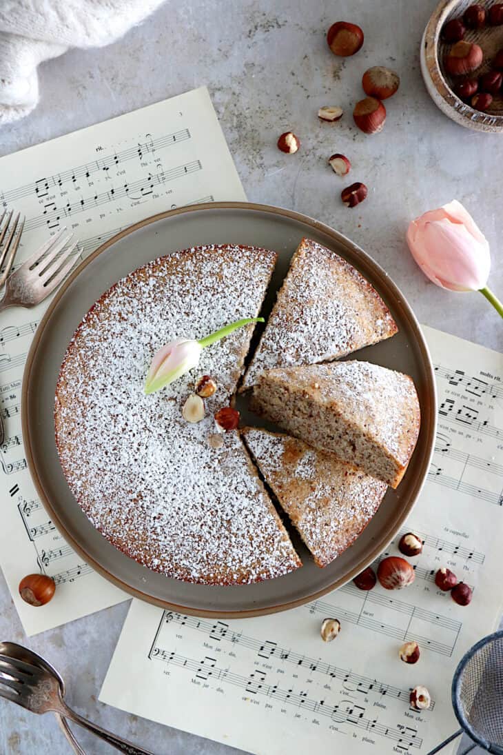 This French hazelnut cake, also called "Creusois", is a specialty prepared with ground hazelnuts and egg whites.