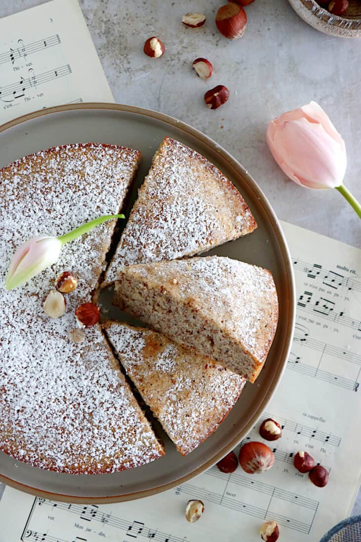This French hazelnut cake, also called "Creusois", is a specialty prepared with ground hazelnuts and egg whites.