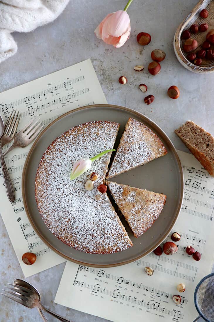 This French hazelnut cake, also called "Creusois", is a specialty prepared with ground hazelnuts and egg whites.