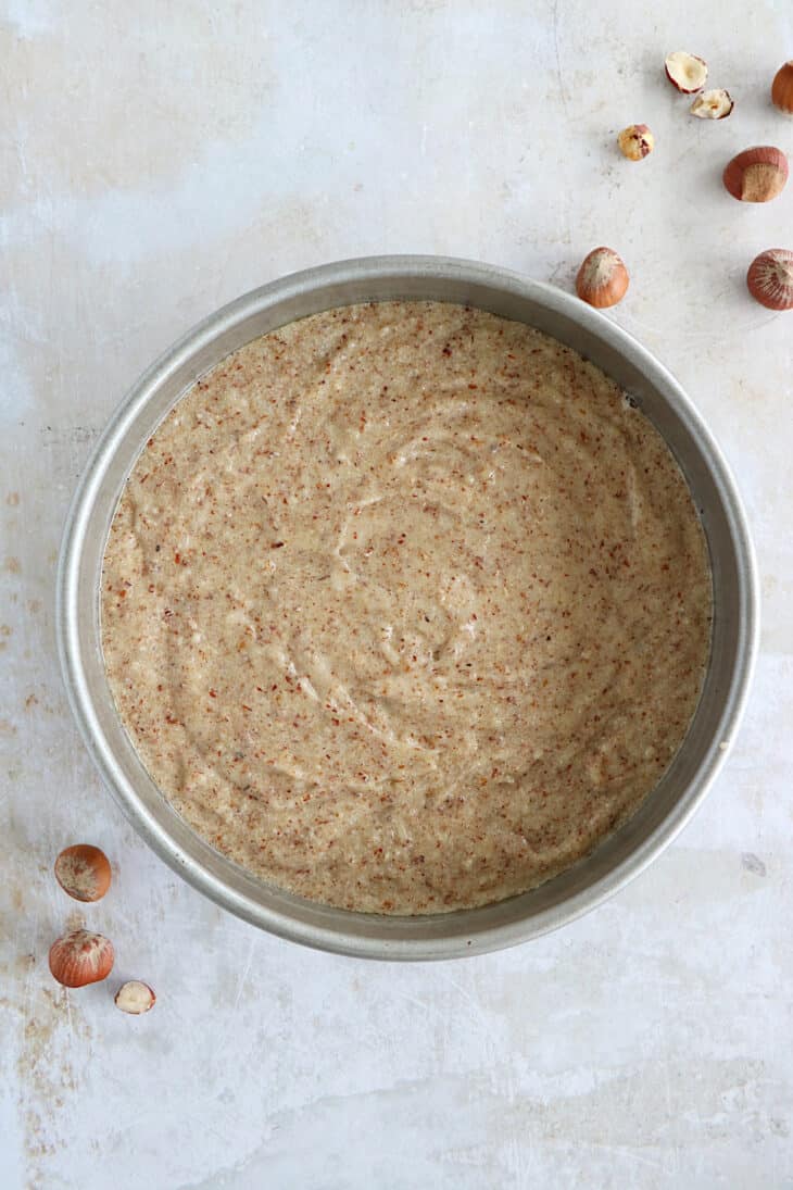 Le gâteau creusois aux noisettes est un dessert originaire de la Creuse dans le Limousin, préparé avec des noisettes et des blancs d'oeufs.