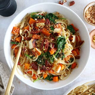 Les spaghettis à la courge rôtie, épinards et halloumi grillé, c'est un plat de pâtes végétarien sophistiqué et très gourmand.