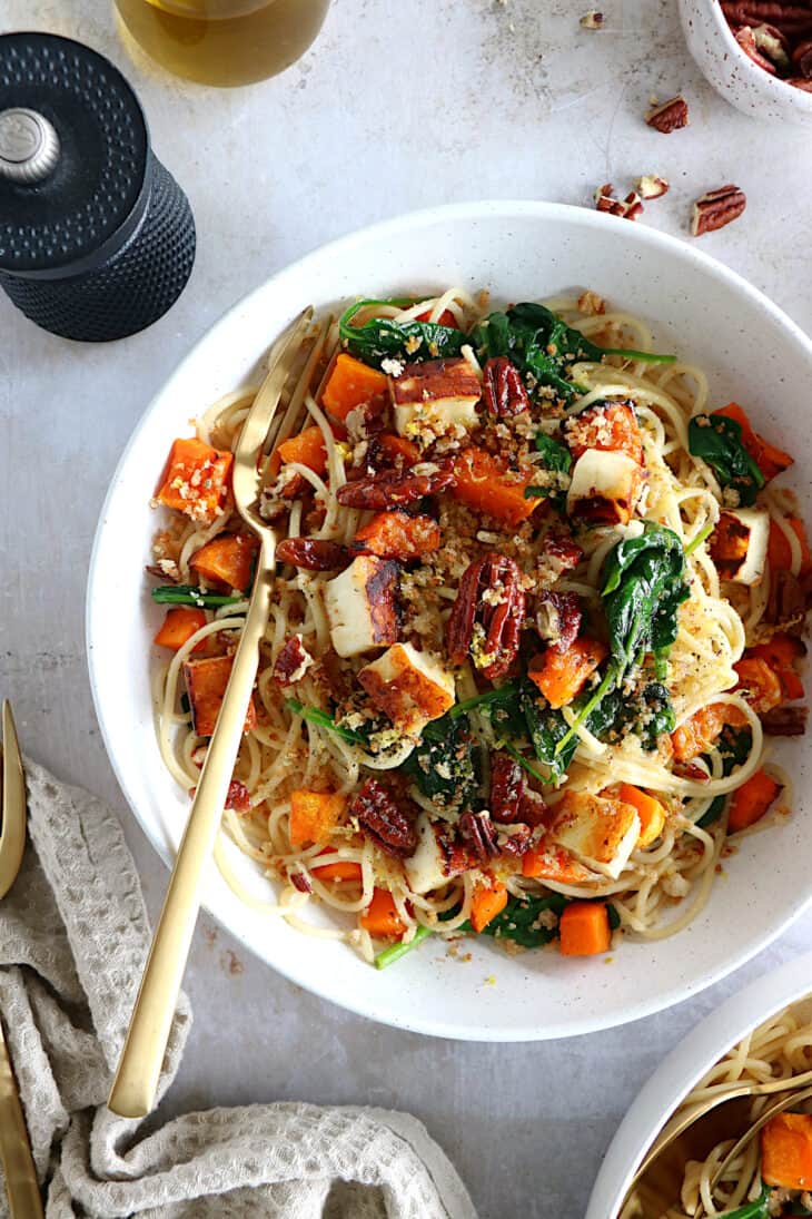 Les spaghettis à la courge rôtie, épinards et halloumi grillé, c'est un plat de pâtes végétarien sophistiqué et très gourmand.