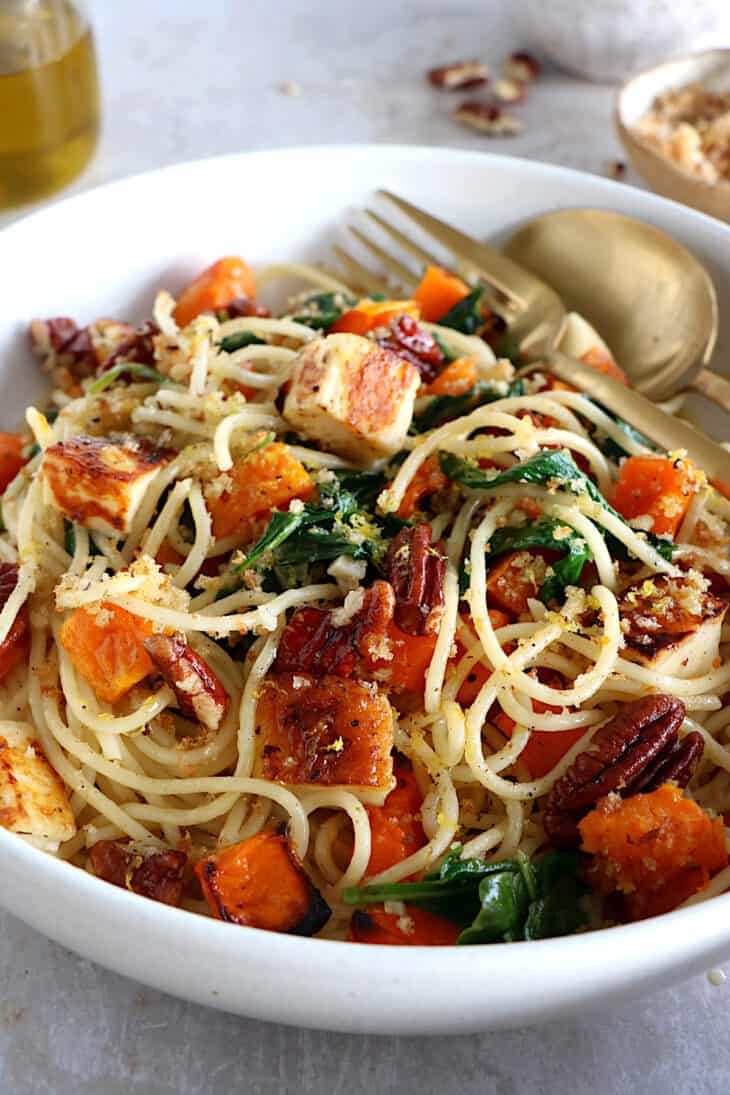 Les spaghettis à la courge rôtie, épinards et halloumi grillé, c'est un plat de pâtes végétarien sophistiqué et très gourmand.