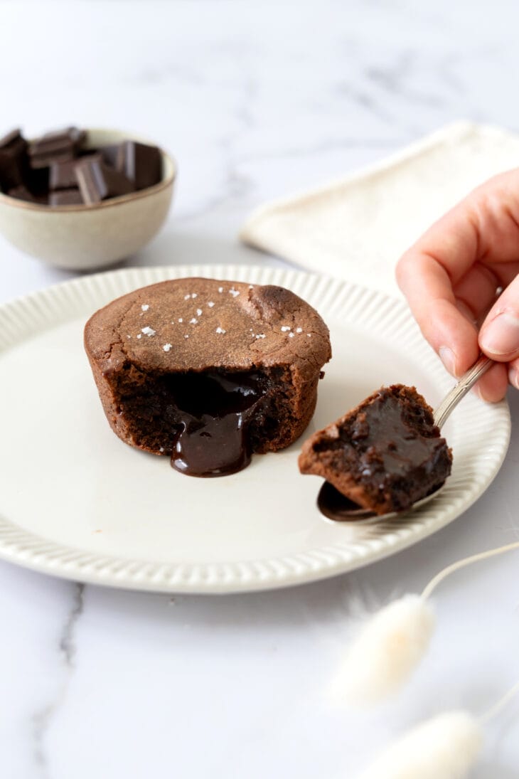 Le moelleux coeur coulant au chocolat, c'est un dessert individuel utra gourmand et fort on chocolat, très simple et rapide à réaliser.