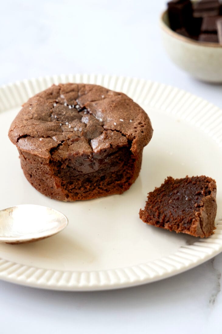 Le moelleux coeur coulant au chocolat, c'est un dessert individuel utra gourmand et fort on chocolat, très simple et rapide à réaliser.