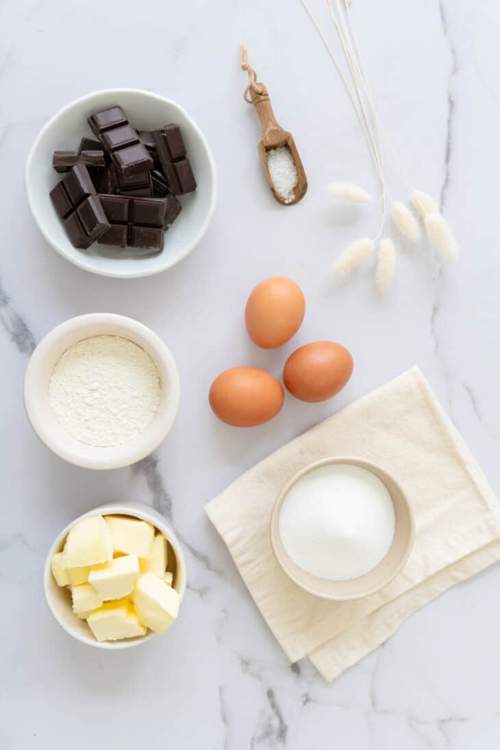 Le moelleux coeur coulant au chocolat, c'est un dessert individuel utra gourmand et fort on chocolat, très simple et rapide à réaliser.