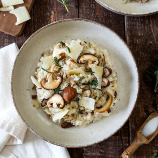 Ce risotto aux champignons et aux châtaignes est crémeux à souhait, avec des saveurs à la fois festives et réconfortantes.