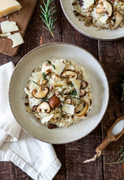 Ce risotto aux champignons et aux châtaignes est crémeux à souhait, avec des saveurs à la fois festives et réconfortantes.