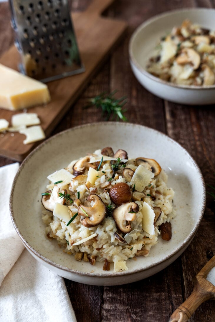 Ce risotto aux champignons et aux châtaignes est crémeux à souhait, avec des saveurs à la fois festives et réconfortantes.