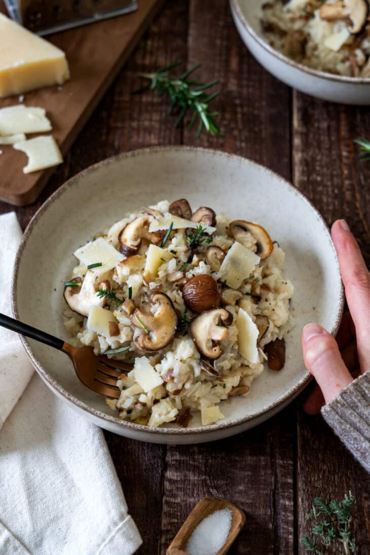 Ce risotto aux champignons et aux châtaignes est crémeux à souhait, avec des saveurs à la fois festives et réconfortantes.