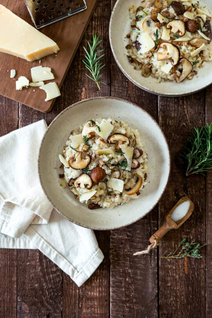 Ce risotto aux champignons et aux châtaignes est crémeux à souhait, avec des saveurs à la fois festives et réconfortantes.