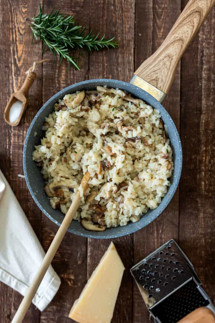 Ce risotto aux champignons et aux châtaignes est crémeux à souhait, avec des saveurs à la fois festives et réconfortantes.