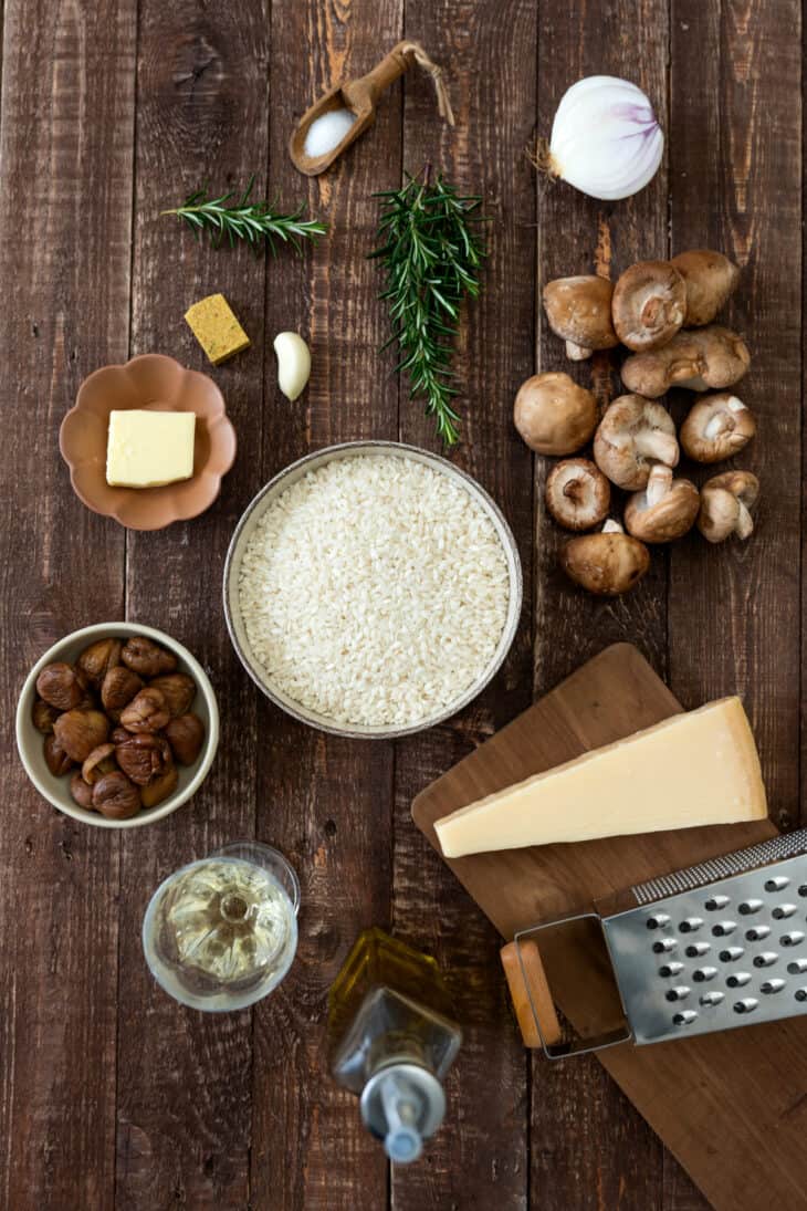 Ce risotto aux champignons et aux châtaignes est crémeux à souhait, avec des saveurs à la fois festives et réconfortantes.