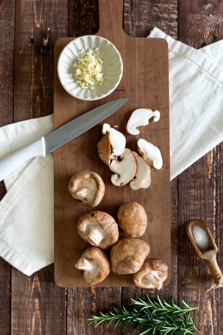 Ce risotto aux champignons et aux châtaignes est crémeux à souhait, avec des saveurs à la fois festives et réconfortantes.