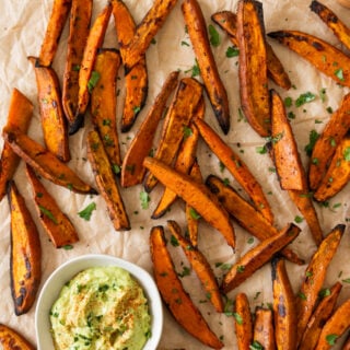 Les frites de patates douces, c'est carrément addictif ! On les aime croustillantes, en accompagnement ou en snack, avec un dip à l'avocat.