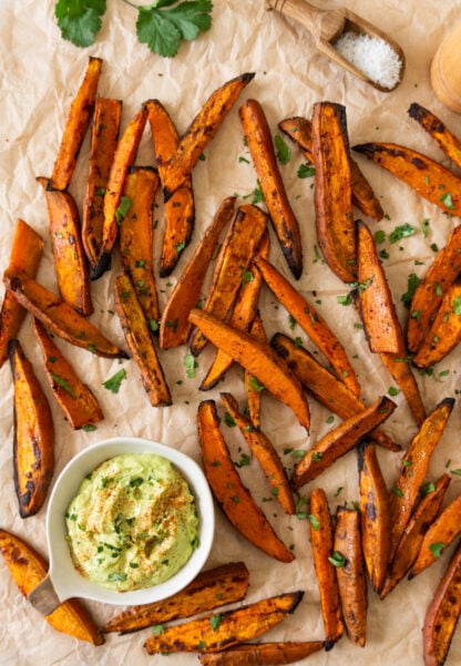 Les frites de patates douces, c'est carrément addictif ! On les aime croustillantes, en accompagnement ou en snack, avec un dip à l'avocat.