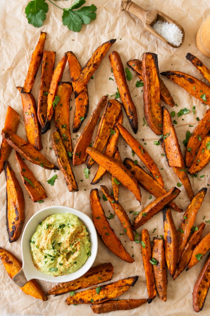 Les frites de patates douces, c'est carrément addictif ! On les aime croustillantes, en accompagnement ou en snack, avec un dip à l'avocat.